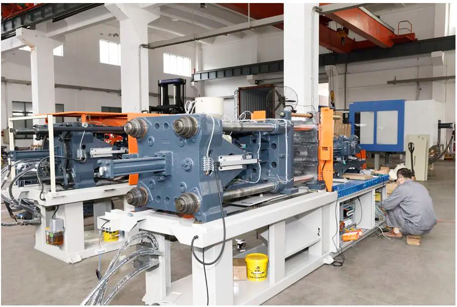Do molding machines have material conveying systems?